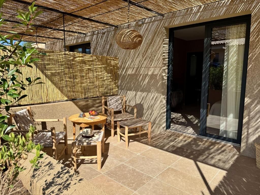 Habitación doble Confort, vista al jardín | Restaurante al aire libre