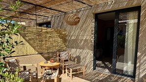 Chambre Confort double, vue sur le jardin | Restauration en plein air