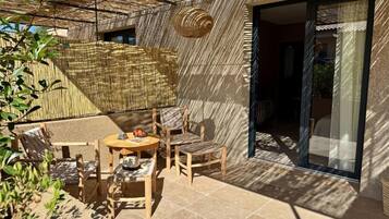 Habitación doble Confort, vista al jardín | Restaurante al aire libre