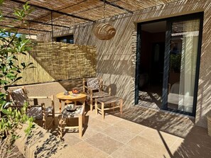 Habitación doble Confort, vista al jardín | Restaurante al aire libre