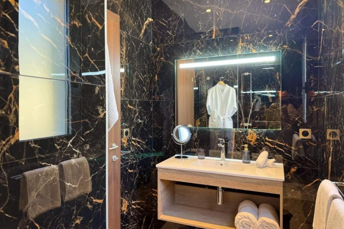 Hausschuhe, Seife, Shampoo, Toilettenpapier