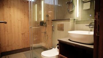 Douche, articles de toilette gratuits, sèche-cheveux