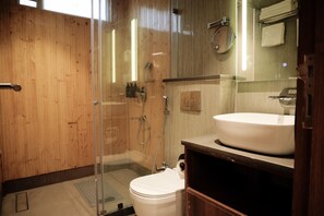 Douche, articles de toilette gratuits, sèche-cheveux