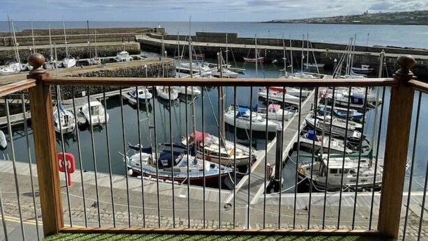 A marina with boats docked, a clear sky, and a grassy area in the foreground. - Seaview Apartment in Banff (Aberdeenshire)