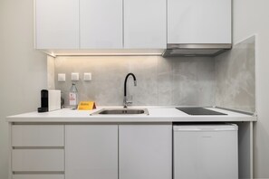 Apartment, 1 Bedroom | Private kitchenette | Coffee/tea maker, mini-fridge, stovetop, cookware/dishes/utensils - CITIZEN Thessaloniki Serviced Apartments (Thessaloniki)