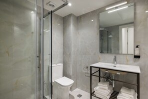 Bathroom - CITIZEN Thessaloniki Serviced Apartments (Thessaloniki)