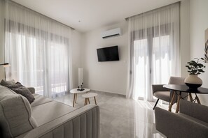 Living area - CITIZEN Thessaloniki Serviced Apartments (Thessaloniki)
