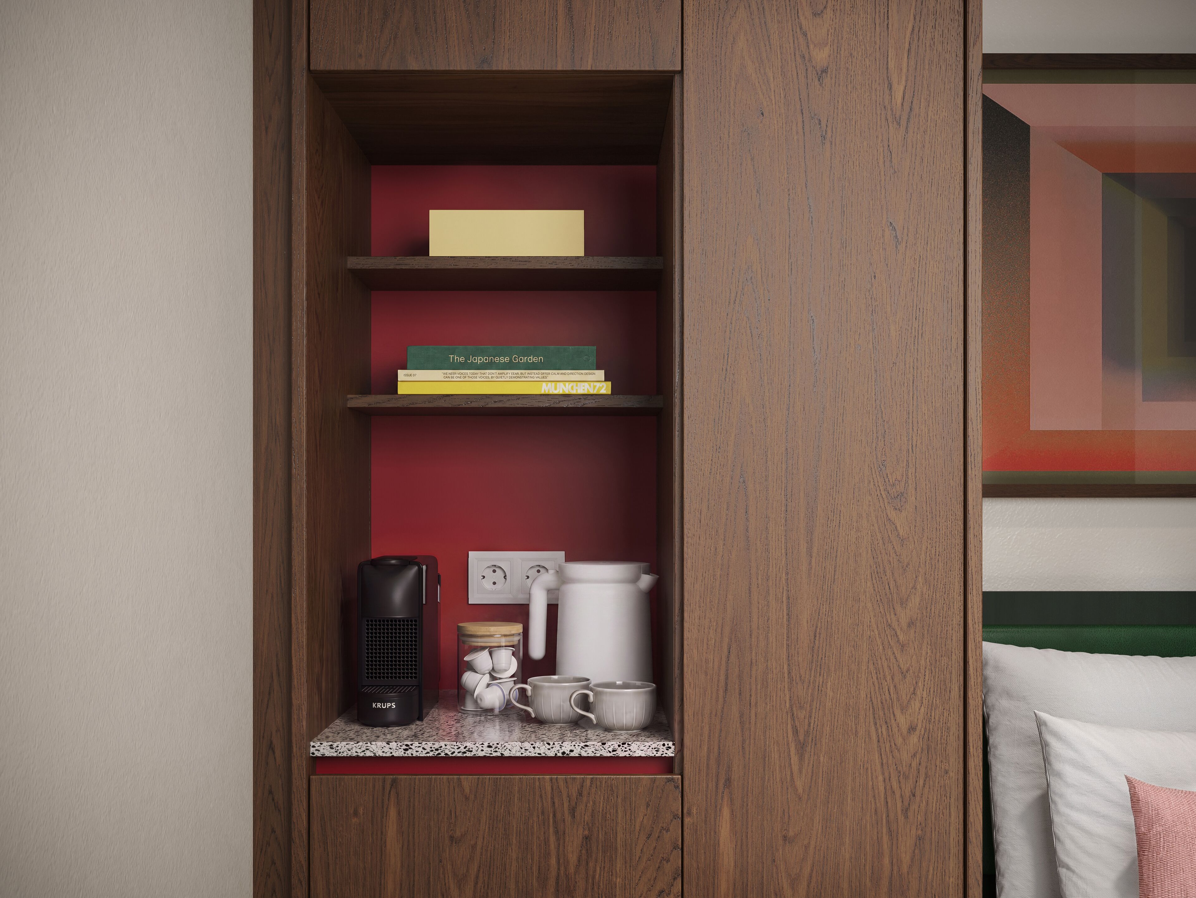 Una estantería de madera con libros, una cafetera y tazas.
