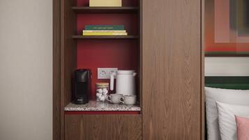 Una estantería de madera con libros, una cafetera y tazas.