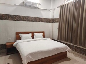 Luxury Double or Twin Room | Meja, ruang kerja komputer riba, Wi-fi percuma 