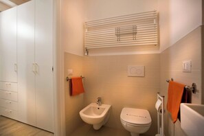 A bathroom with a bidet, toilet, and a towel rack. - Accogliente Loft Bijoux a Verona (Verona)