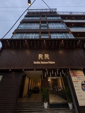 Exterior detail - Shri Radha Raman Palace (Varanasi)