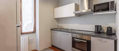 Coffee/tea maker, fridge, microwave, oven