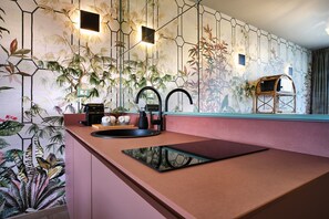 A modern kitchen with a black countertop, a coffee machine, and a sink. - MAISON BRA RED Verona (Verona)