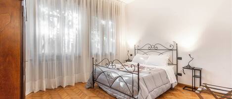 1 bedroom, travel cot, free WiFi, bed sheets