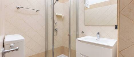 Dusche, Haartrockner, Bidet, Handtücher