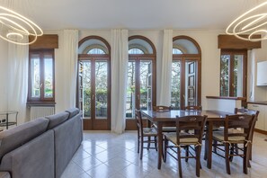 Dining - -Stanza con bagno privato 3- uso cucina - Bastioni (Verona)