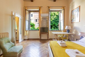 A hotel room with a bed, a desk, a chair, and a television. - CASA MIA (Verona)