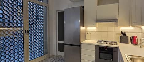Coffee/tea maker, fridge, microwave, oven
