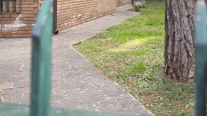 A brick building with a balcony, a tree, and a paved walkway. - Accogliente CASA DIONIGI a Verona (Verona)