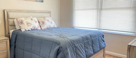 2 bedrooms, iron/ironing board, Internet, bed sheets