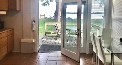 "Lookout Landing" Scenic Lakefront Ground Level!