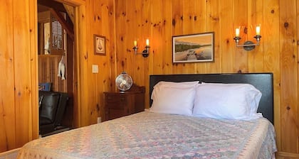 "Captains Hideaway" Unique Tiny House Lake Cabin!