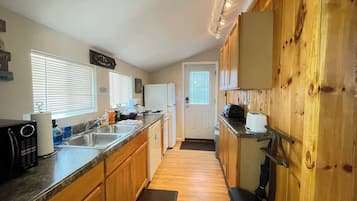 Coffee/tea maker, fridge, microwave, oven