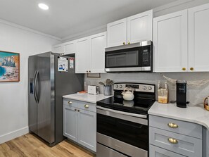 Wasserkocher mit Kaffee-/Teezubehör, Kühlschrank, Mikrowelle, Ofen