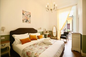 Quarto casal clássico, 1 cama King, sacada, vista para a cidade | Cofres nos quartos, ferros/tábuas de passar roupa, Wi-Fi de cortesia
