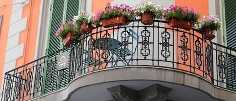Deluxe Double Room, 1 King Bed, Balcony, City View | Exterior detail