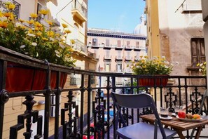 Quarto casal luxo, 1 cama King, sacada, vista para a cidade | Opções para refeição ao ar livre