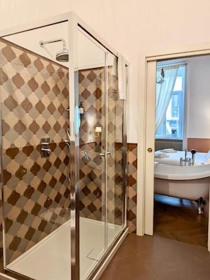 Chambre Double Deluxe, 1 très grand lit, vue ville | Salle de bain
