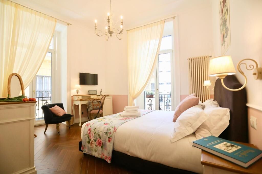 Quarto casal luxo, 1 cama King, sacada, vista para a cidade | Cofres nos quartos, ferros/tábuas de passar roupa, Wi-Fi de cortesia