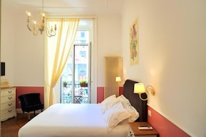 Chambre Double Deluxe, 1 très grand lit, balcon, vue ville