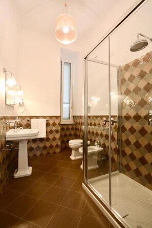 Quarto casal luxo, 1 cama King, vista para a cidade | Banheiro