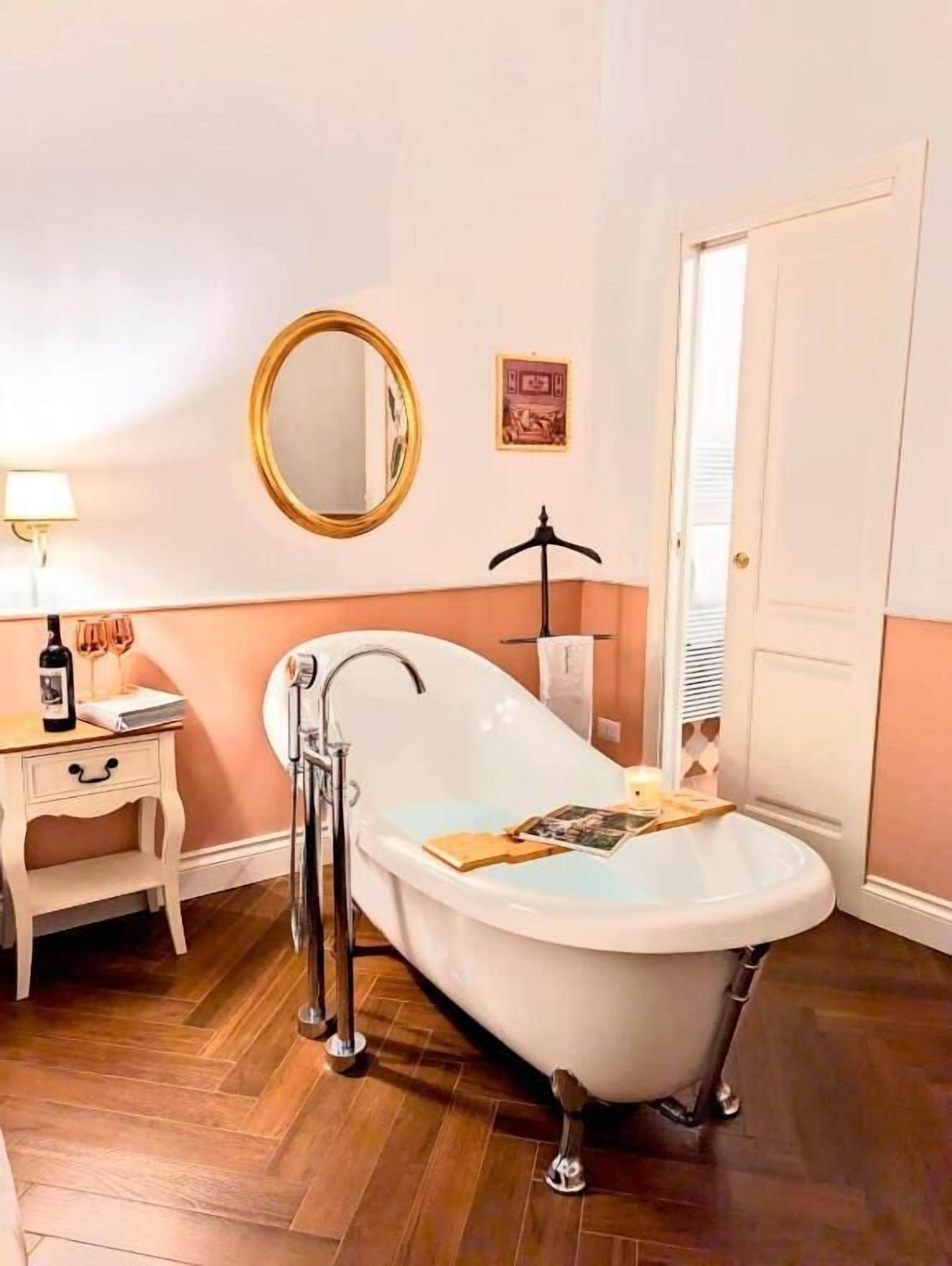 Deluxe Double Room, 1 King Bed, City View | Bathroom