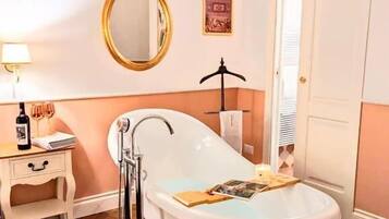 Deluxe Double Room, 1 King Bed, City View | Bathroom