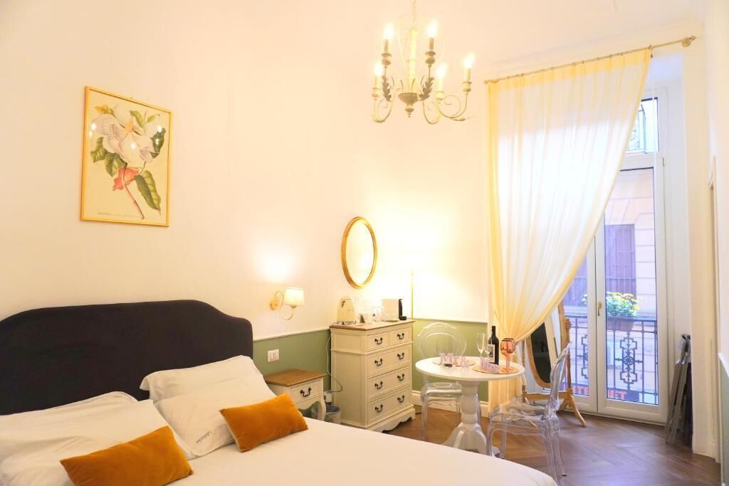 Chambre classique double, 1 très grand lit, balcon, vue sur la ville | Coffre-fort, fer et planche à repasser, accès au Wi-Fi (inclus)