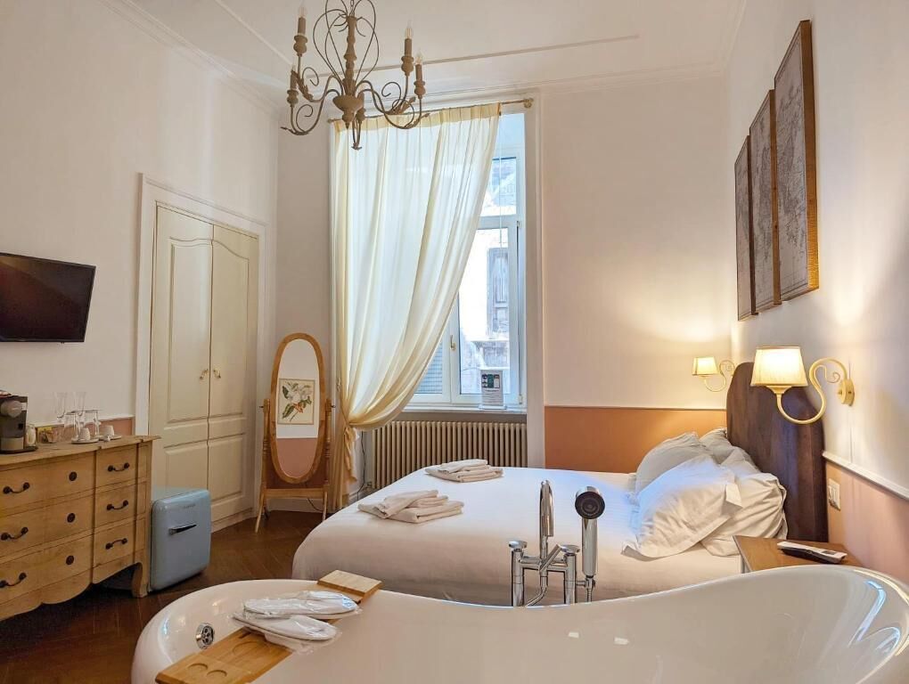 Quarto casal luxo, 1 cama King, vista para a cidade | Cofres nos quartos, ferros/tábuas de passar roupa, Wi-Fi de cortesia