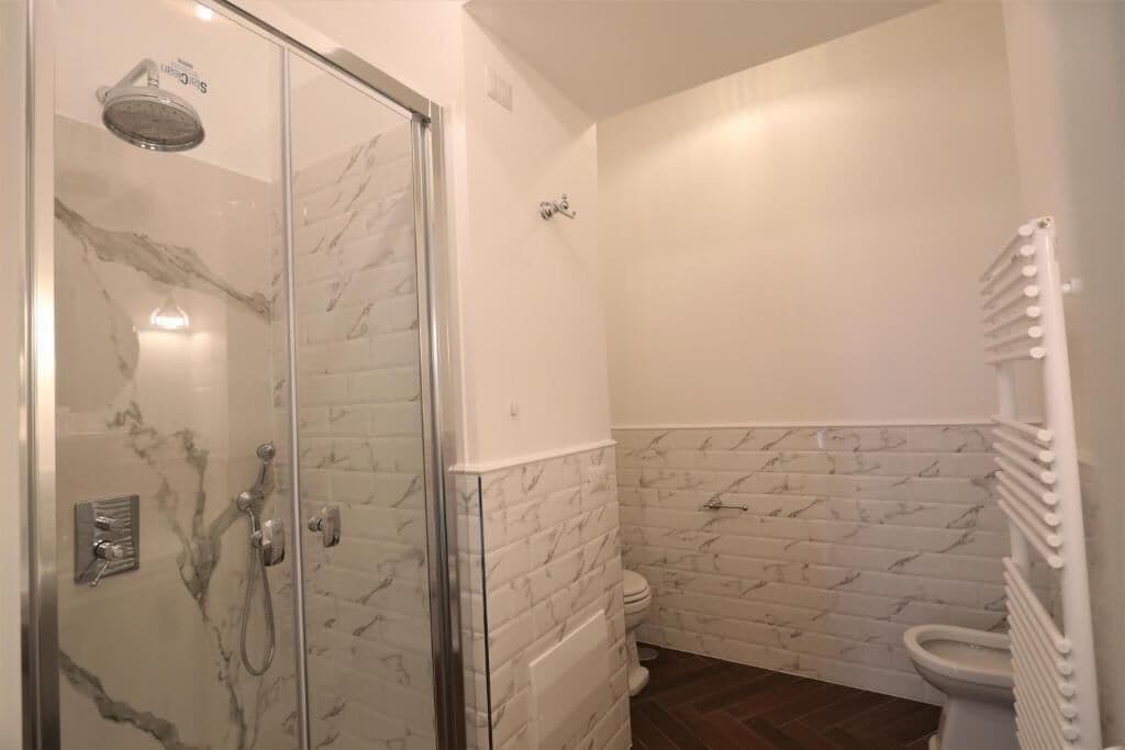 Habitación doble Deluxe, 1 cama King size, balcón, vista a la ciudad | Baño