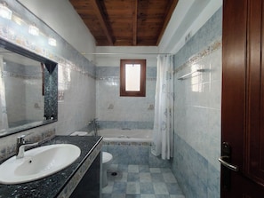 Serviettes fournies, papier toilette