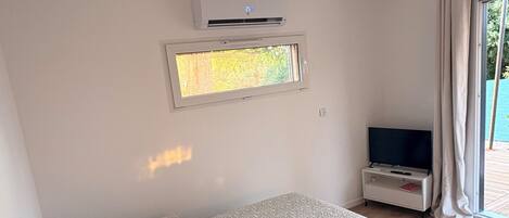1 bedroom, bed sheets