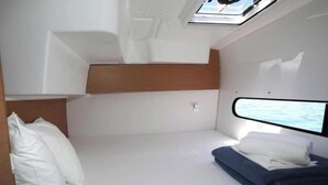 A compact, well-lit cabin with a bunk bed, a small window, and a neatly made bed. - Excess 11 - Gold Kiss (Pula)