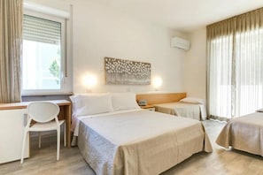 Standard Triple Room | Free WiFi - Hotel Bassetti (Cervia)
