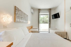 Standard Triple Room | Free WiFi - Hotel Bassetti (Cervia)