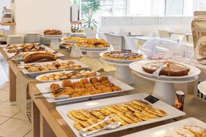 A buffet with various pastries and desserts. - Hotel Bassetti (Cervia)