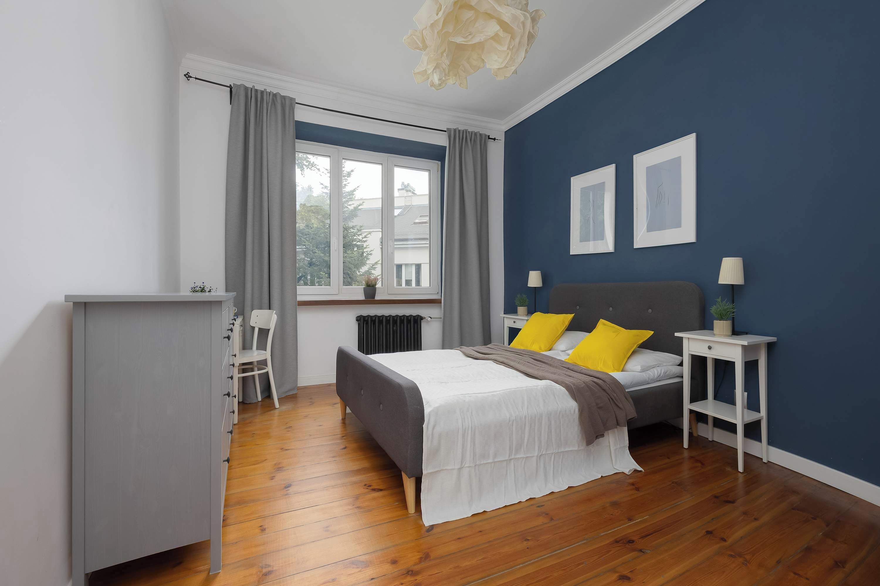 1 habitación, escritorio, tabla de planchar con plancha y cuna de viaje 