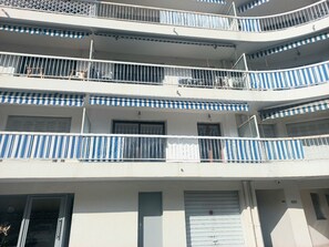 A multi-story building with balconies and a garage door. - 3-room apartment in Cannes, 250 m from the beach. Close to all shops. 100-150 m (Cannes)