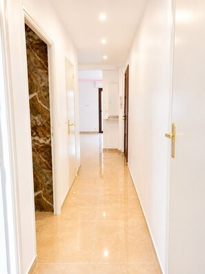 Interior - 3-room apartment in Cannes, 250 m from the beach. Close to all shops. 100-150 m (Cannes)